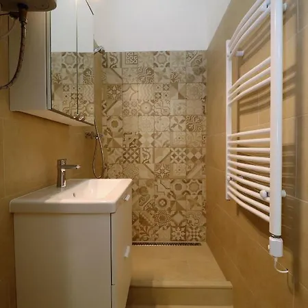 Roxy 4-b Apartment